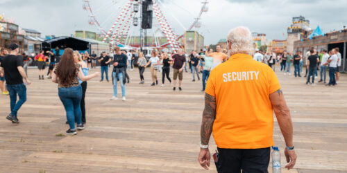 Evenementenbeveiliger op een festival
