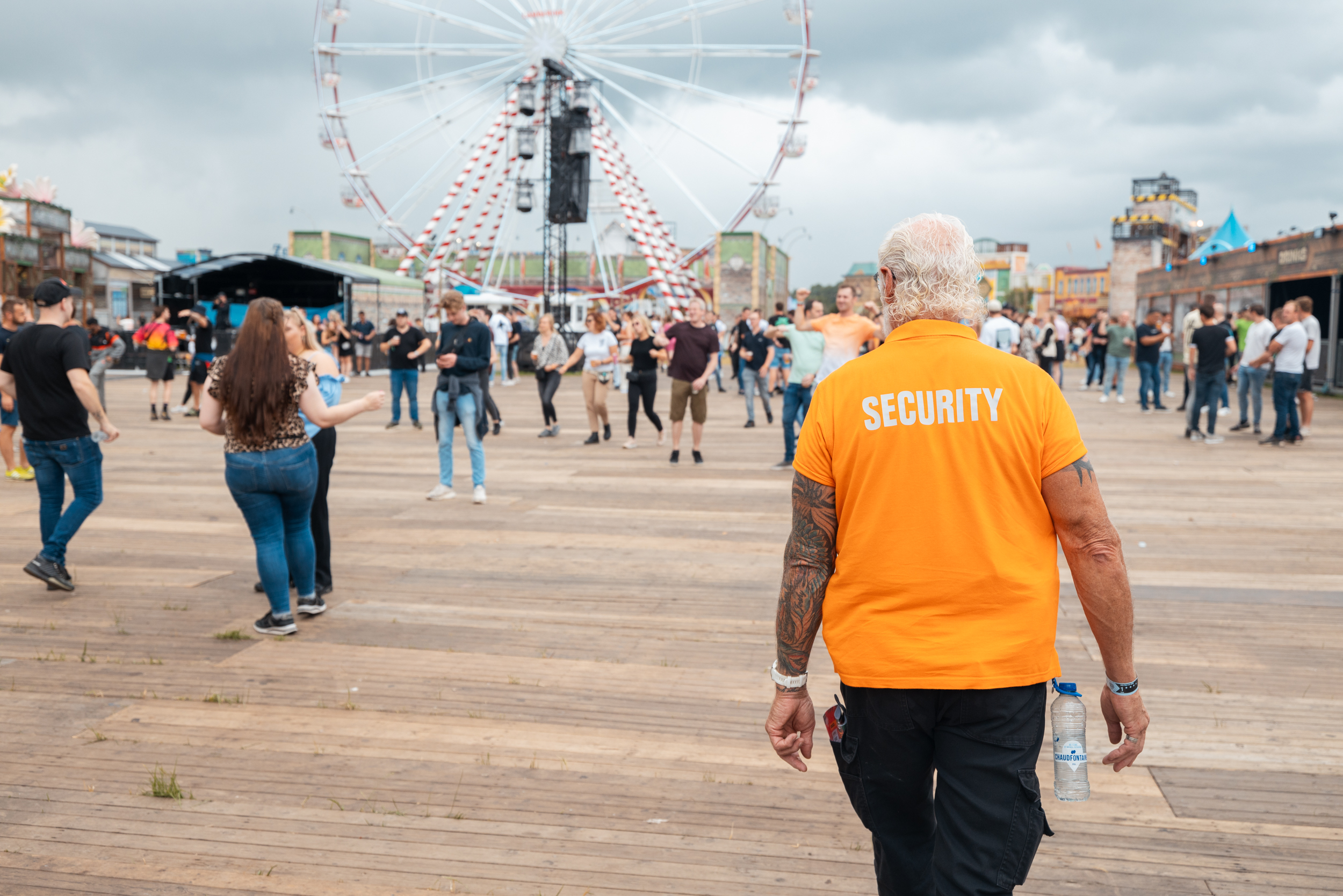 Evenementenbeveiliger op een festival