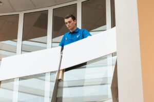 Objectbeveiliger Objectbeveiliger kijkt vanaf een balkon door het gebouw