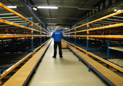 Objectbeveiliger in een magazijn aan het werk