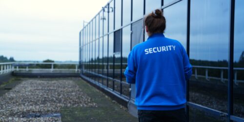 Objectbeveiliger die een controle ronde aan het lopen is op het dak van een gebouw
