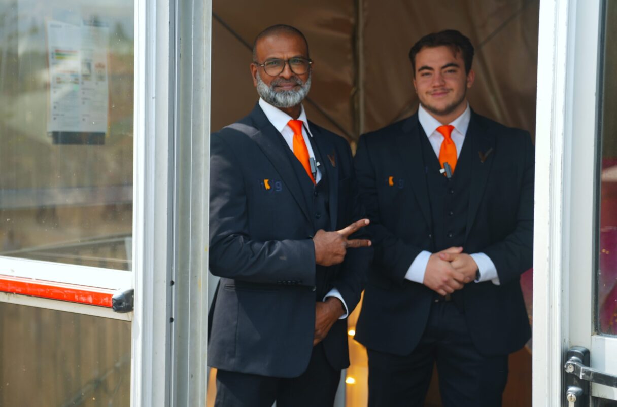 2 beveiligers aan het werk