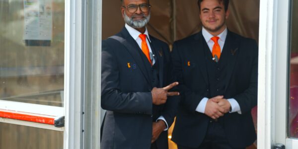 2 evenementenbeveiligers aan het werk