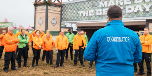 Coördinator geeft instructies aan een groep evenementen beveiligers