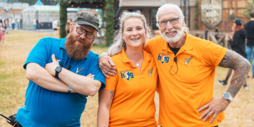 2 evenementenbeveiligers samen met de evenement coördinator op een festivallocatie