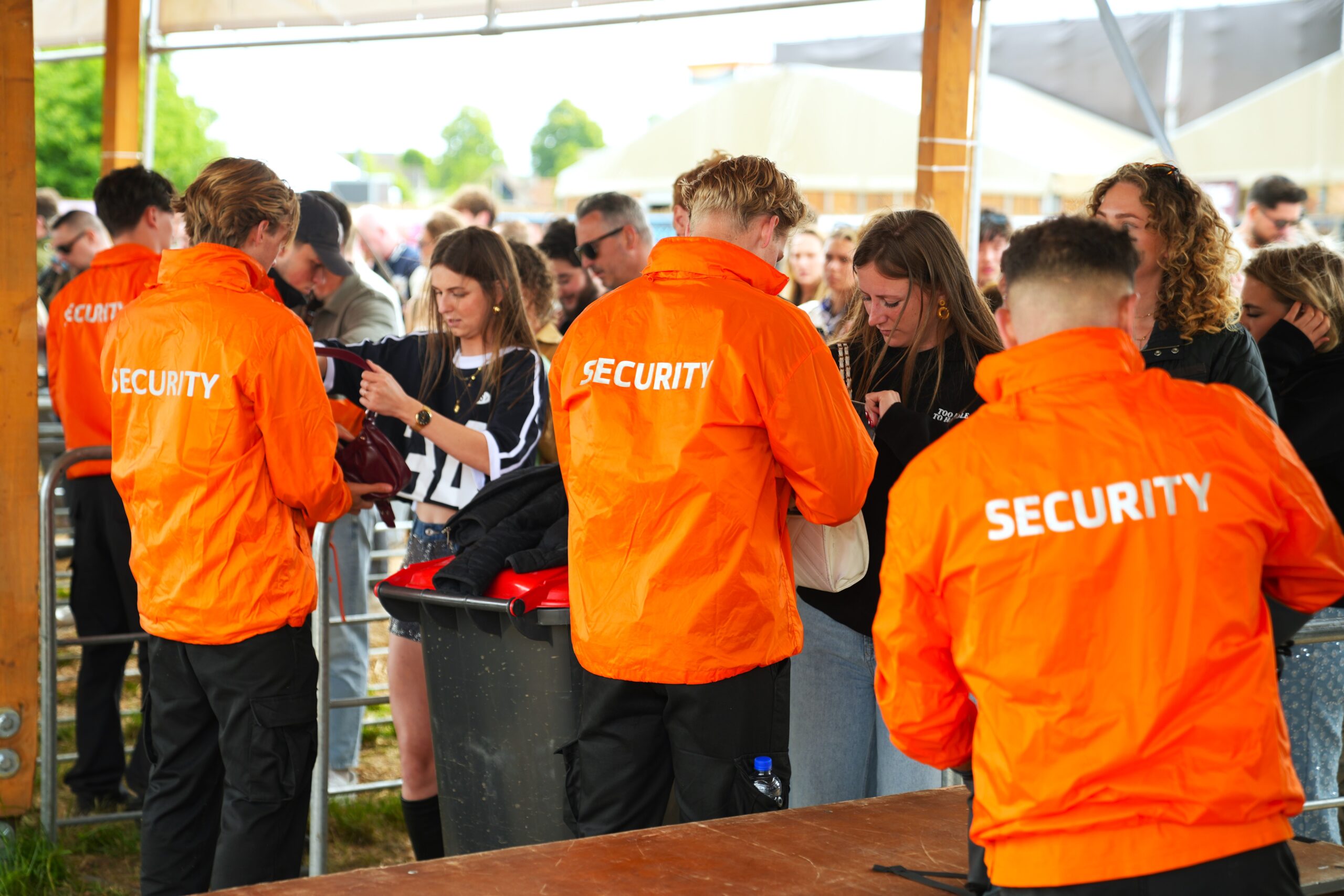 Evenementenbeveiligers bij de ingang