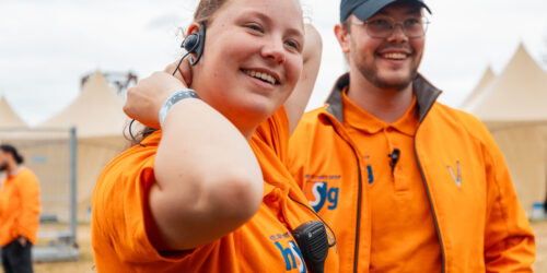 Evenemenntenbeveiliger op een festival aan het lachen met een collega