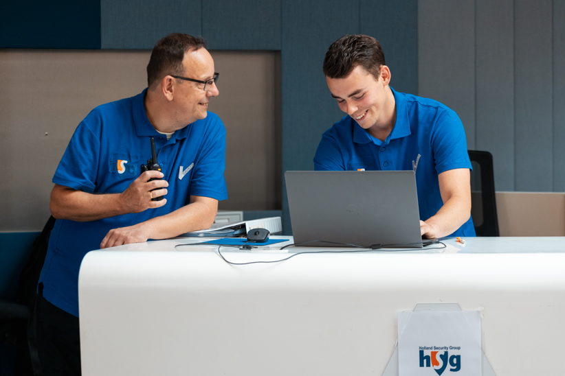 2 objectbeveiligers aan het werk in een gebouw